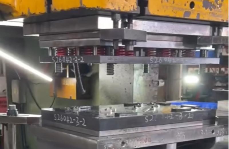 Perfekte Passgenauigkeit in Aktion: Stanzen trifft Nieten mit ±0.01mm